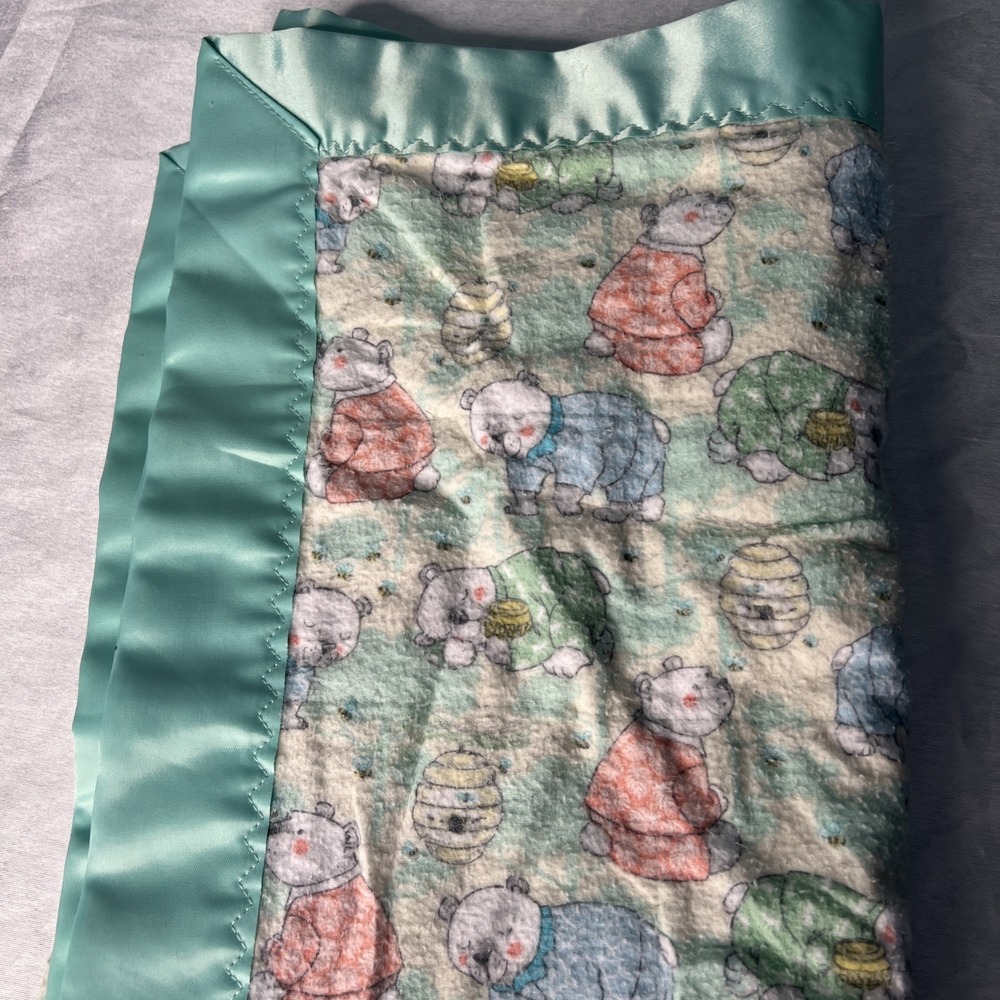 Vintage Cotton Flannel Green Satin Trim Baby Blanket Bears & Bee Hives 38x34 - Picture 5 of 5